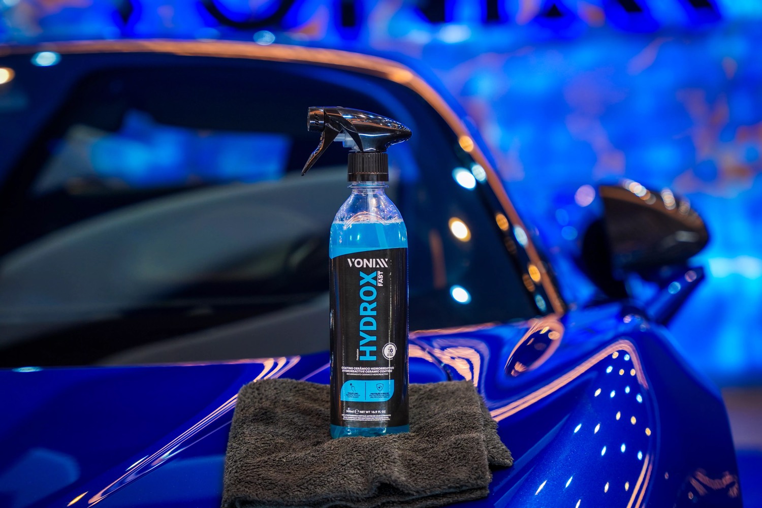 Hydrox Fast, coating cerámico en spray, sobre el cofre de un auto azul