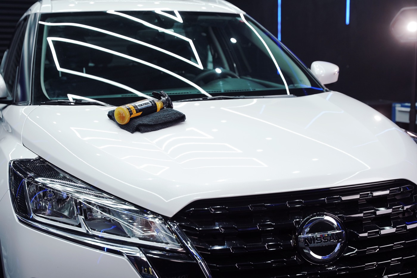 Cofre de un SUV blanco con reflejos nítidos tras el tratamiento