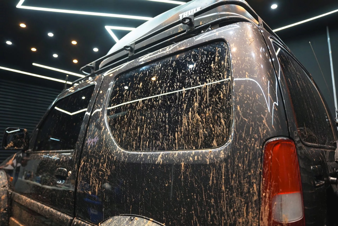 Camioneta cubierta de lodo, lista para lavado