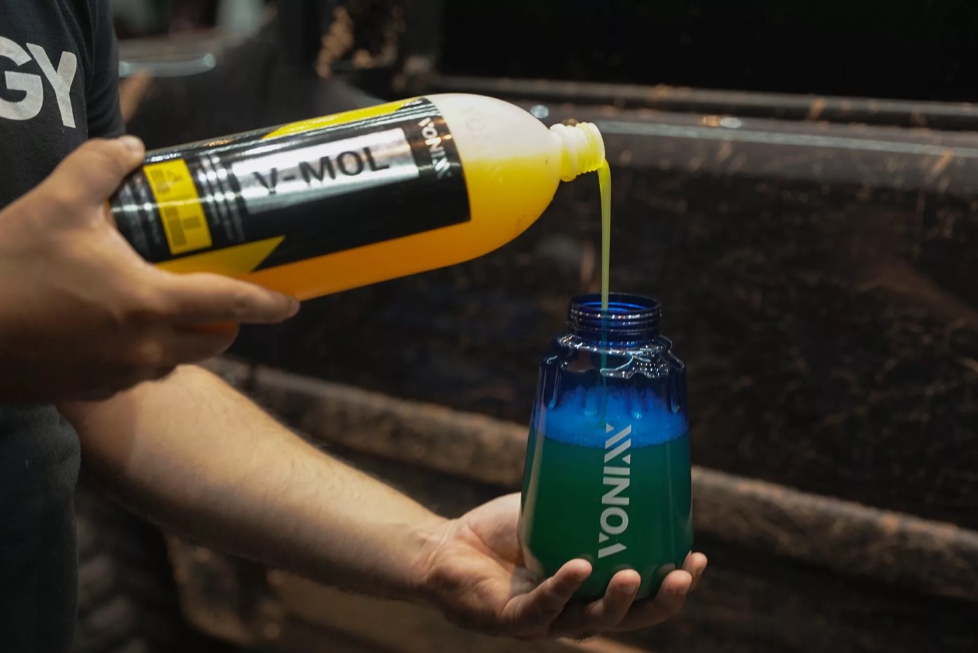 Preparación del shampoo V-Mol en una botella espumadora